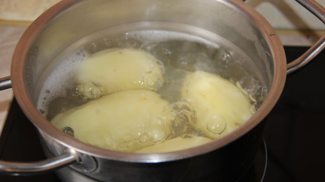 Se você cozinhar batatas neste líquido em vez de água, o sabor será incomparável