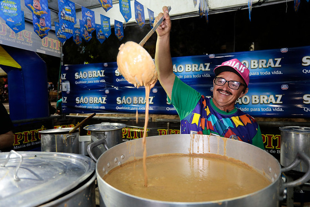 No Festival de Comidas Gigantes de Caruaru, há espaço para quitutes sem milho, como é o caso do caldinho de feijão. (Crédito: Jorge Farias / Prefeitura de Caruaru)