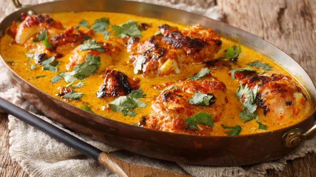 Esse é meu prato de conforto: frango ao curry tailandês feito no forno que é suculento e perfuma a casa toda