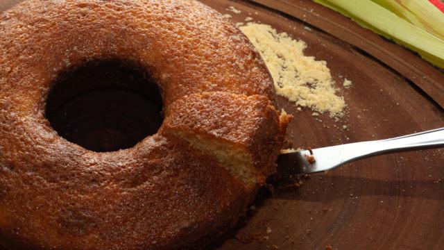 O bolo flocão vai trazer mais alegria para o seu arraiá (Créditos: TudoGostoso)
