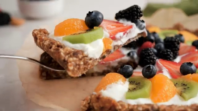 Sobremesa liberada! Essa tarte de iogurte grego com frutas leva só 3 ingredientes e você pode comer sem culpa
