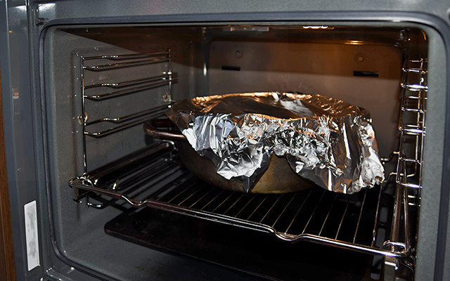 Quase ninguém sabe, mas aqui está por que você nunca deve colocar papel-alumínio no forno elétrico