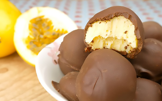 Aprenda a fazer trufa de chocolate com maracujá: combinação perfeita, recheio cremoso e casquinha crocante