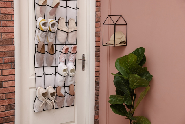 A solução para transformar portas em armários custa muito pouco e pode ser instalada sem furar