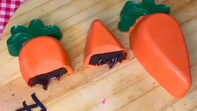 Muito melhor que ovo de Páscoa! Todo ano faço essas cenourinhas de chocolate que são sucesso garantido, já anota a receita!