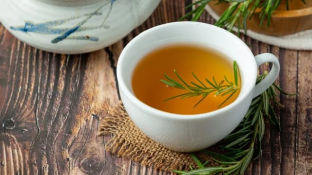 O alecrim também pode ser usado no preparo de infusões (Créditos: Shutterstock)