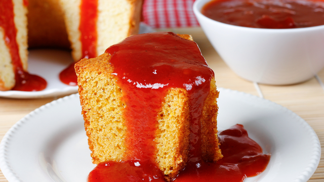 Bolo de fubá com goiabada caseiro não pode faltar hoje na hora do cafezinho: essa receita é fácil e deliciosa