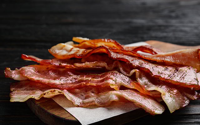 Pare de fritar bacon: ele fica muito mais saboroso e crocante quando você usa um item comum da cozinha