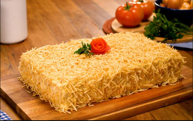 Bolo salgado de pão de forma com frango cremoso é um clássico das festas na minha família desde que era criança