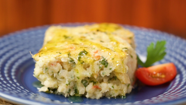 Esse souflé de bacalhau fica ainda melhor servido com um fio generoso de azeite (Créditos: TudoGostoso)