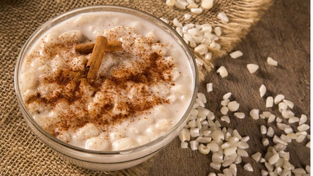 Canjica deliciosa com coco e canela em pó salpicada por cima (Créditos: TudoGostoso)