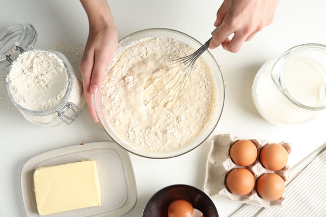 Igualzinho às dos cafés, mas com ingredientes simples: como fazer panquecas fofinhas em casa com ingredientes e passo a passo