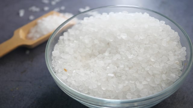 Para que serve deixar um recipiente com sal grosso nos cômodos da casa? TudoGostoso explica por que recomendam e como fazer