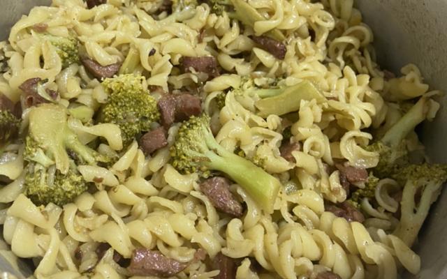Outra receita de macarrão, dessa vez com brócolis, bacon e linguiça (Créditos: Paulo Roberto/TudoGostoso)