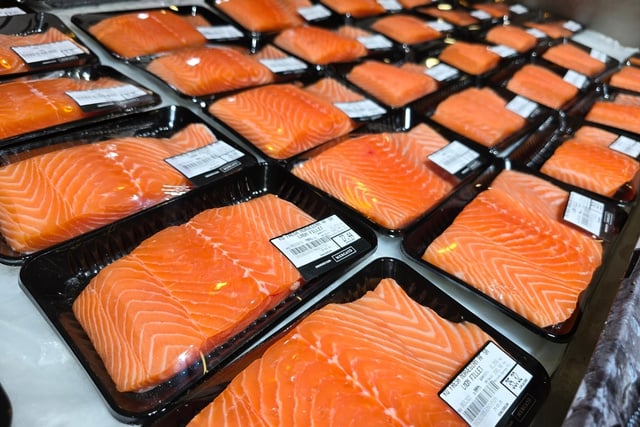 É verdade que quanto mais laranja o salmão, mais benéfico ele é? Desmistificando ideias erradas sobre a cor da carne do peixe
