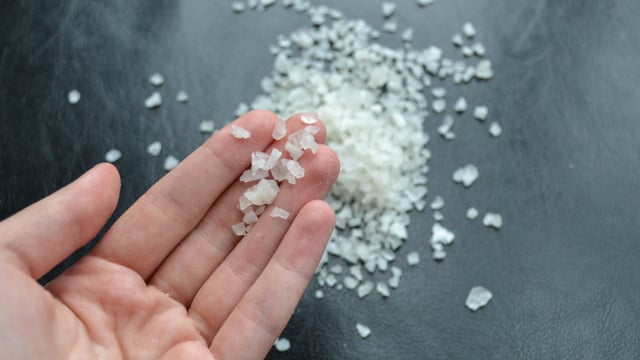 Para que serve o truque do sal grosso no banheiro? Não achei que funcionaria e agora uso todo mês