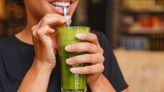 Aprenda a fazer um suco verde com proteína para ganhar massa muscular e ajudar nos treinos