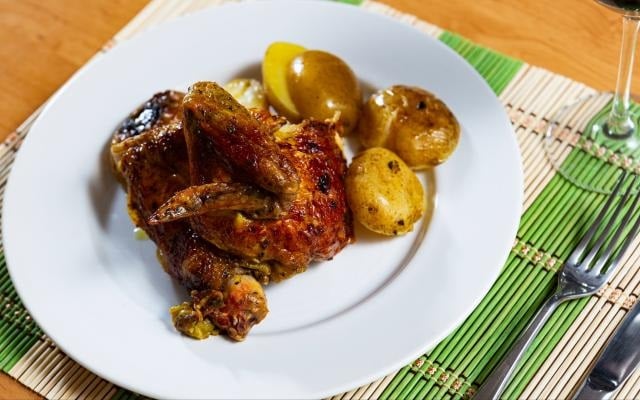 Frango assado com batatas é combinação de ouro (Créditos: TudoGostoso)