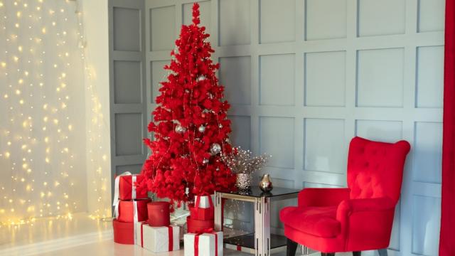 Foi o Pinterest que disse: árvore de Natal vermelha é tendência inesperada para as festas de 2024