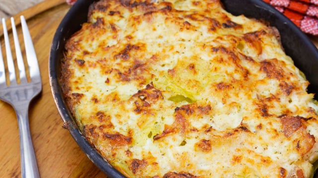 O bacalhau cremoso gratinado que faço todo Natal: a receita de família com batatas que todo mundo ama