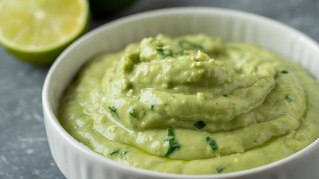 Leve, cremoso e nutritivo: o molho de abacate que faz qualquer salada ficar ainda mais irresistível