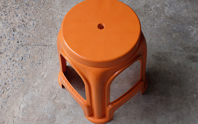 Para que serve o buraco no meio do banquinho de plástico? O motivo é mais simples do que parece