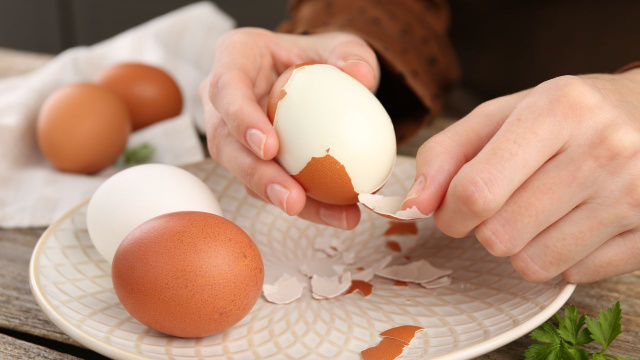 Ovos rachados durante o cozimento podem absorver parte do sal que está na água (Créditos: Shutterstock)