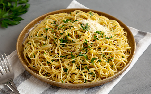 Clássico, rápido e impossível de resistir: macarrão alho e óleo pronto em 10 minutos pra fazer qualquer dia da semana