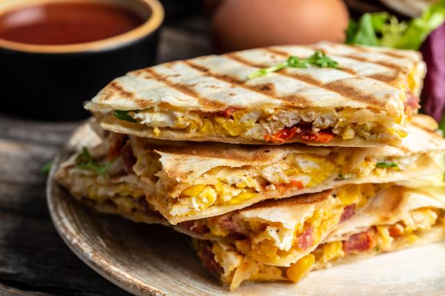 Quesadilla mexicana recheada com frango, queijo e vegetais (Créditos: Shutterstock)