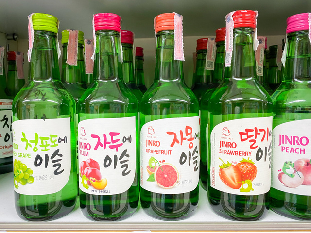 O soju pode ser encontrado em diversos sabores como grapefruit, maçã-verde e morango (Créditos: Shutterstock)