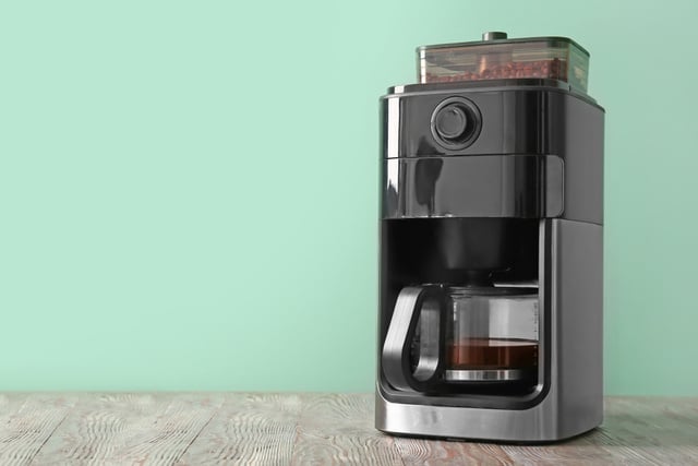 Cafeteira programável cai quase pela metade e o seu café fica pronto na hora certa