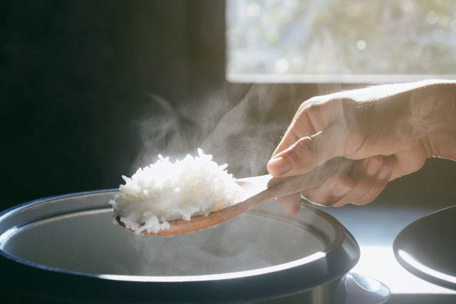 A panela de arroz indicada por Rita Lobo pode ser sua com 70% OFF e cupom exclusivo