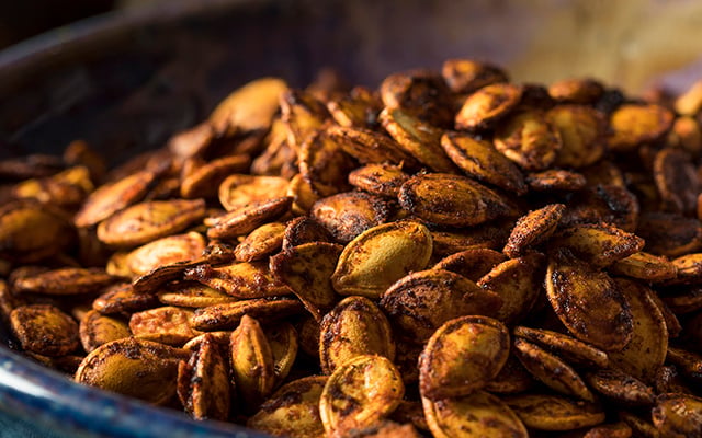 Antes de jogar as sementes de abóbora fora, veja no TudoGostoso como prepará-las na airfryer