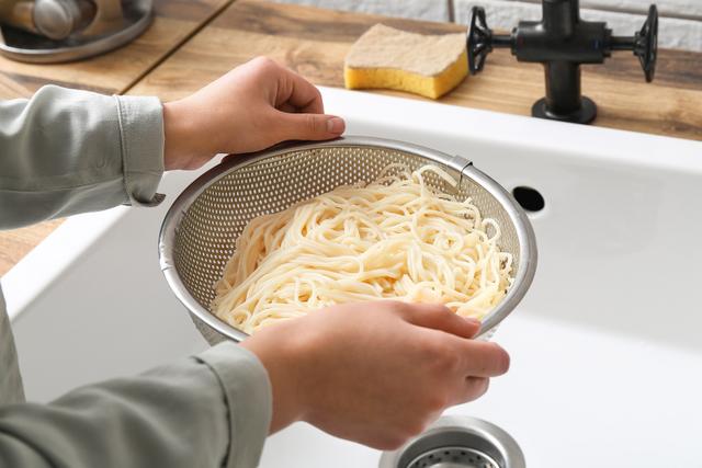 Não escorra a água de cozimento do macarrão na pia: isso é o que você deve fazer com esse líquido que vale ouro