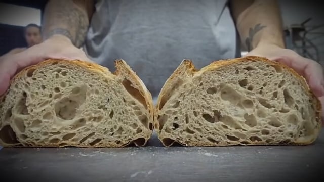 Pão de fermentação natural é um processo antigo, que voltou a ganhar espaço nos últimos anos. (créditos: reprodução/Youtube) 