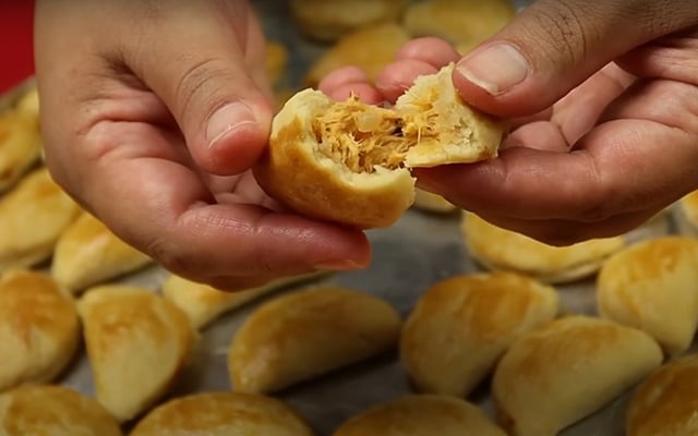 Salgadinho de festa de rico de comer rezando: como fazer minipastel de forno de frango cremoso, é muito simples!