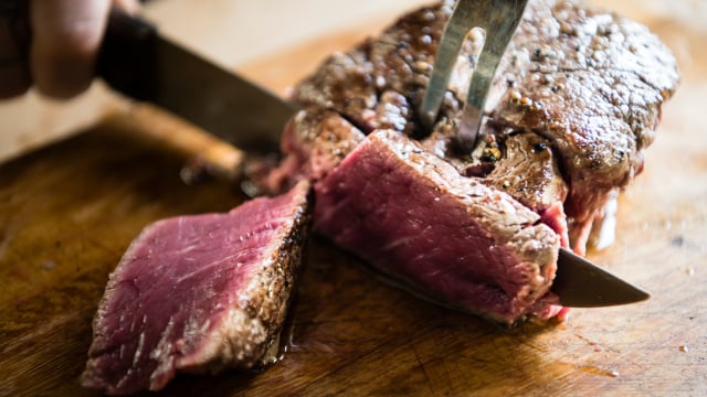 A gordura entremeada deixa a carne extremamente macia, valorizando seu valor no mercado (Créditos: Magnific)