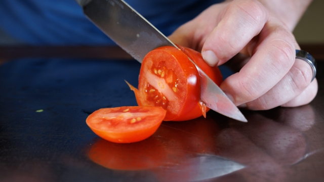 O tomate é uma das principais fontes de licopeno, um antioxidante associado à proteção das células da próstata. (créditos: Shutterstock)