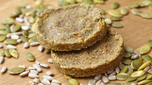 Faço esses biscoitos de aveia e ervas toda semana: crocante, saudável, fácil de fazer e como com geleia, requeijão ou puro mesmo