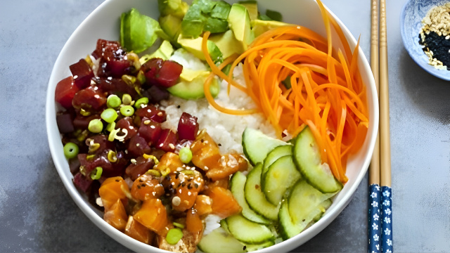 Poke com salmão e atum acompanhado de arroz, cenoura, pepino, abacate e cebolinha em tigela (Créditos: TudoGostoso)