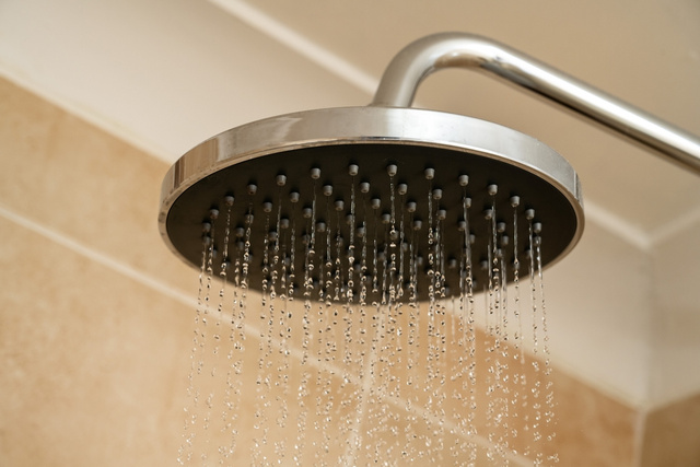Um técnico me alertou: esse erro comum ao tomar banho pode aumentar sua conta de luz e queimar a resistência chuveiro