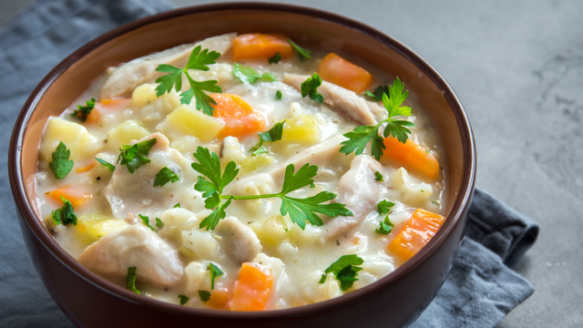 Nada melhor do que uma receita fácil, saborosa e aprovada pelo TudoGostoso: canja de galinha
