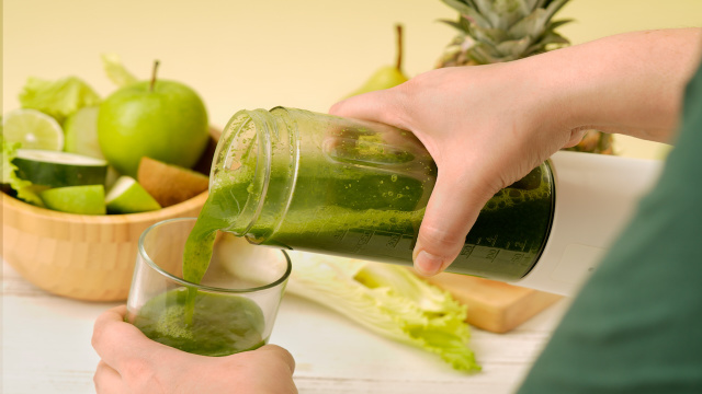 O erro que quase todo mundo comete ao fazer suco de frutas e que acaba com os benefícios da bebida