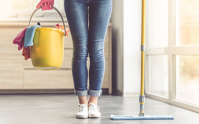 Por onde começar a faxina? Especialista revela a ordem certa e dá dica essencial para não esquecer nada