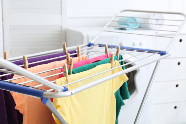 Como secar a roupa sem uma secadora quando está frio ou úmido lá fora