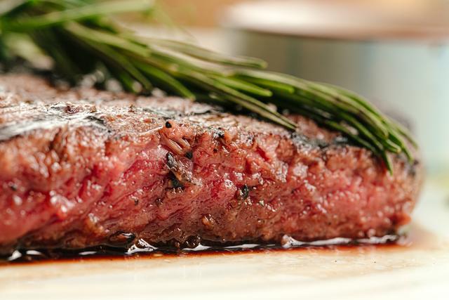 Esse truque com um simples cubo de gelo vai deixar sua carne mais macia e suculenta