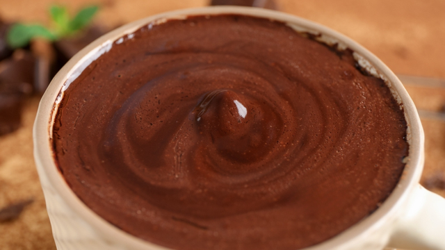 Essa receita fácil de chocolate quente cremoso do TudoGostoso fica perfeita e parece bebida de cafeteria chique