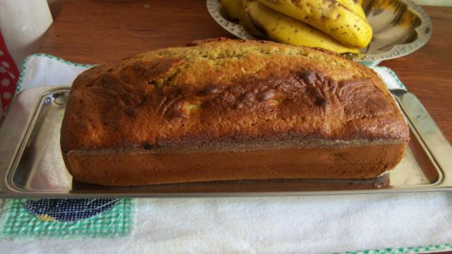 Que tal um pão de banana pronto em 10 minutos? Além de rápida, receita é muito fácil!