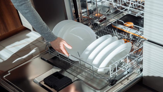 Pequenos hábitos depois do ciclo de lavagem ajudam a preservar tanto a louça quanto a cozinha. (Foto: Shutterstock)