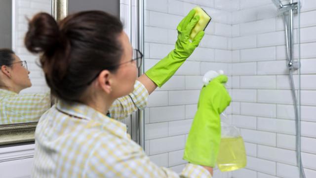 Passo a passo rápido e eficiente: como limpar vidros do box sem deixar manchas de sabão com apenas 1 ingrediente